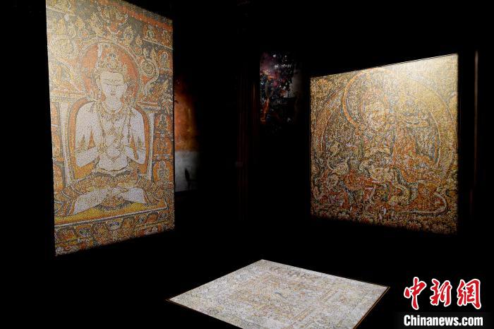3月31日，觀眾欣賞展覽中的作品?！±盍?攝
