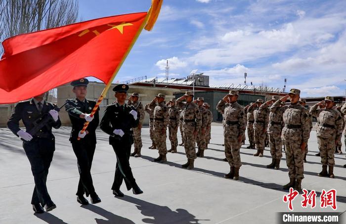 圖為授銜現(xiàn)場迎軍旗?！詵| 攝