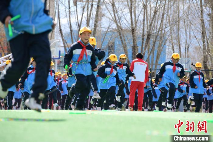 圖為學(xué)生在跳繩教練齊景龍的指導(dǎo)下做準(zhǔn)備運(yùn)動(dòng)。　貢嘎來松 攝