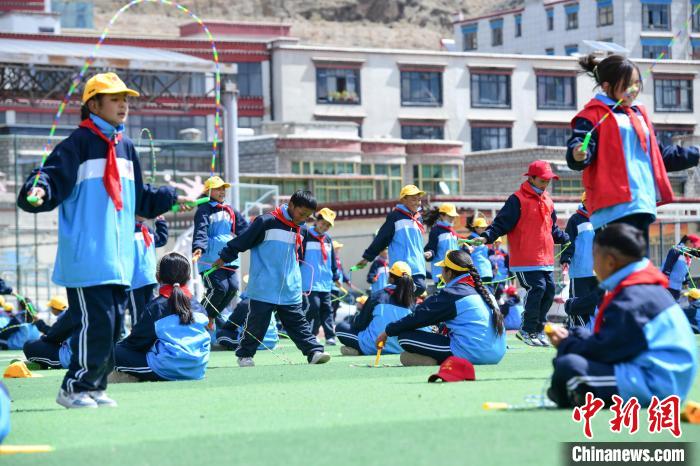 圖為學(xué)生正在練習(xí)跳繩?！∝暩聛硭?攝
