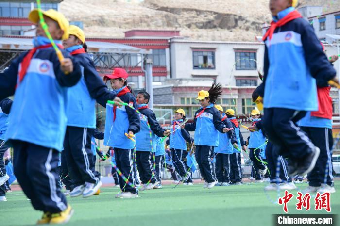 圖為學(xué)生正在練習(xí)跳繩?！∝暩聛硭?攝