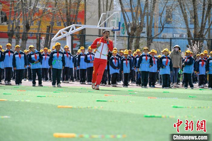 圖為學(xué)生在跳繩教練齊景龍的指導(dǎo)下做準(zhǔn)備運(yùn)動(dòng)?！∝暩聛硭?攝