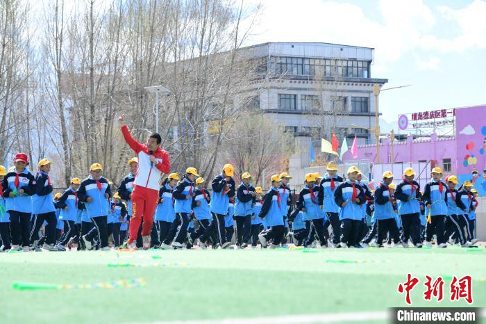 圖為學(xué)生在跳繩教練齊景龍的指導(dǎo)下做準(zhǔn)備運(yùn)動(dòng)?！∝暩聛硭?攝