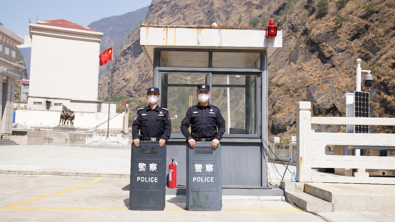 吉隆口岸移民管理警察正在執(zhí)勤。人民網記者 唐宋攝