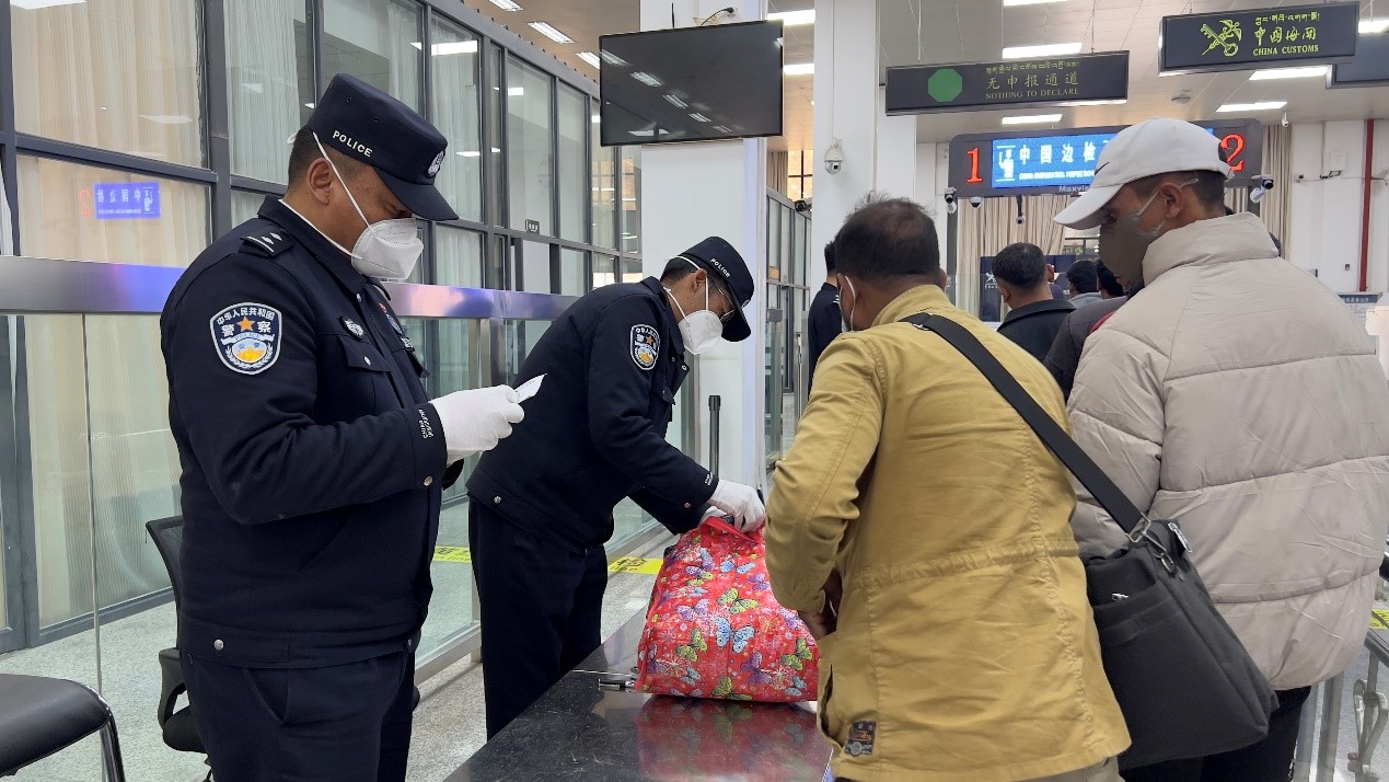吉隆口岸移民管理警察正在對行李物品進行檢查。人民網記者 唐宋攝