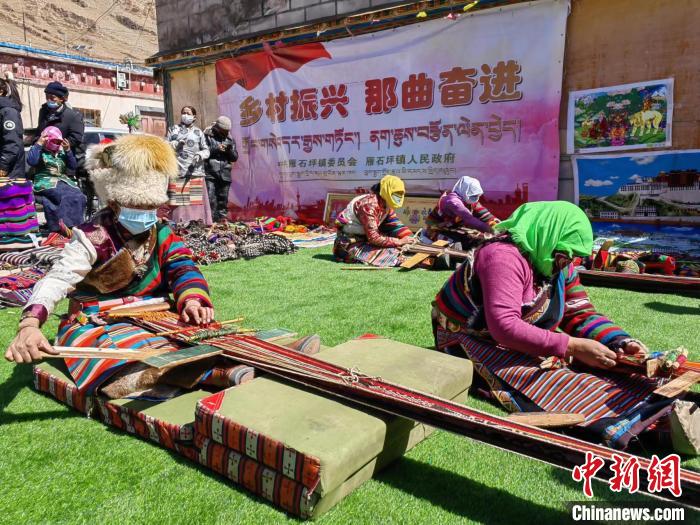 圖為2022年，安多縣雁石坪鎮(zhèn)“鄉(xiāng)村振興那曲奮進”編織技藝比賽現(xiàn)場。資料圖 那曲市“鄉(xiāng)村振興 那曲奮進”活動辦供圖