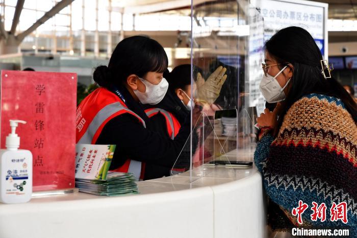 圖為機(jī)場工作人員為旅客提供服務(wù)。　周航 攝