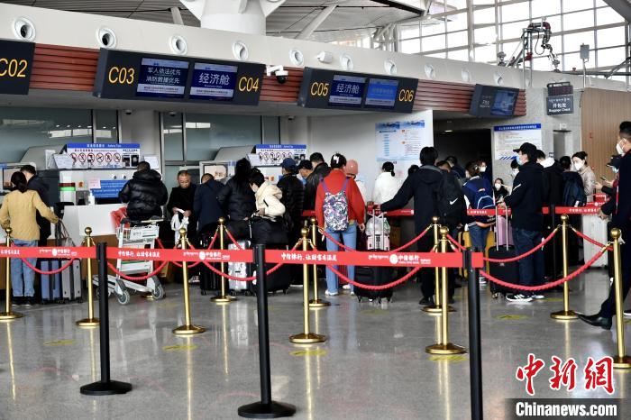 圖為旅客辦理登機(jī)手續(xù)?！≈芎?攝