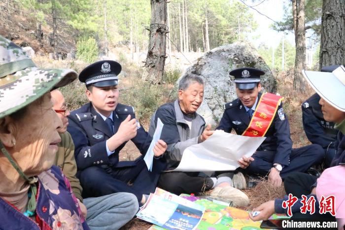 圖為竹瓦根邊境派出所民警為轄區(qū)群眾宣講森林防火常識(shí)?！≈裢吒吘撑沙鏊?供圖