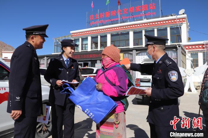 圖為日土邊境派出所民警在選轄區(qū)宣講國家安全知識(shí)?！∪尾?攝