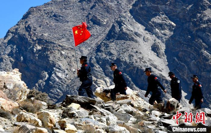 底雅邊境派出所民警夏永軍(左一)在巡邏中?！±盍?攝