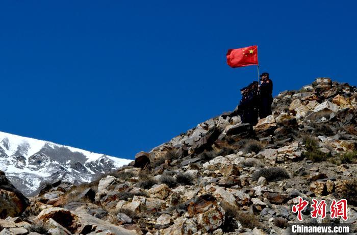 底雅邊境派出所民警夏永軍(右一)在巡邏中?！±盍?攝