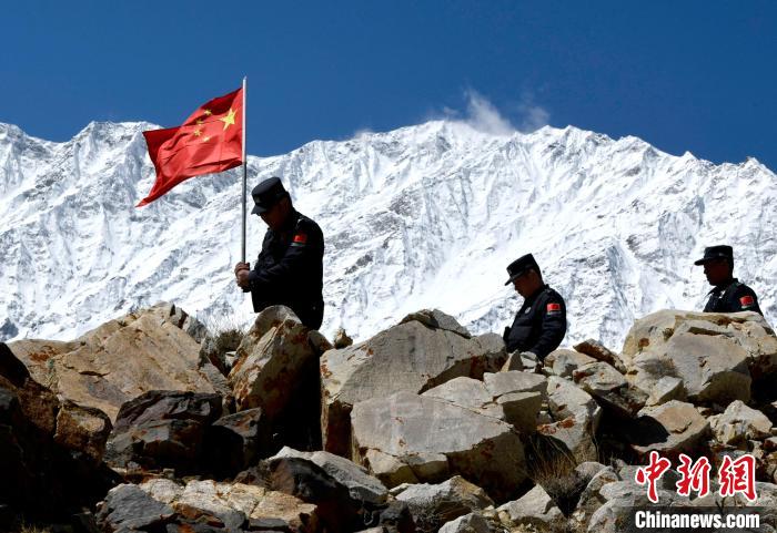 底雅邊境派出所民警夏永軍(左一)在巡邏中。