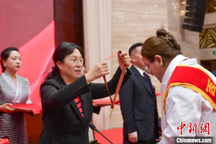 西藏舉辦“西藏十佳醫(yī)生、十佳護(hù)士”“西藏健康衛(wèi)士”表彰大會