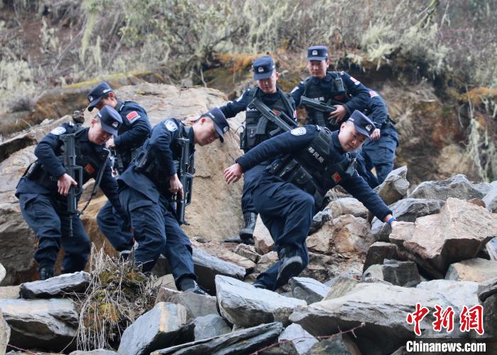 山南邊境管理支隊(duì)玉麥邊境派出所民警在邊境巡邏途中穿過(guò)亂石區(qū)?！∴嶇?攝
