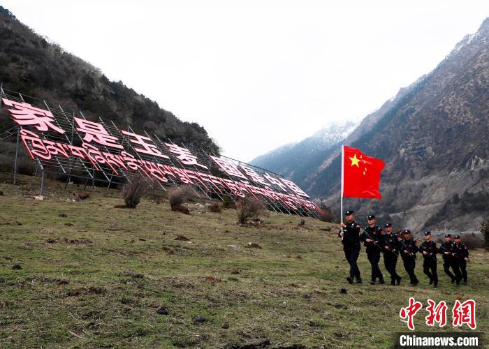 山南邊境管理支隊(duì)玉麥邊境派出所民警在轄區(qū)開(kāi)展巡邏?！∴嶇?攝