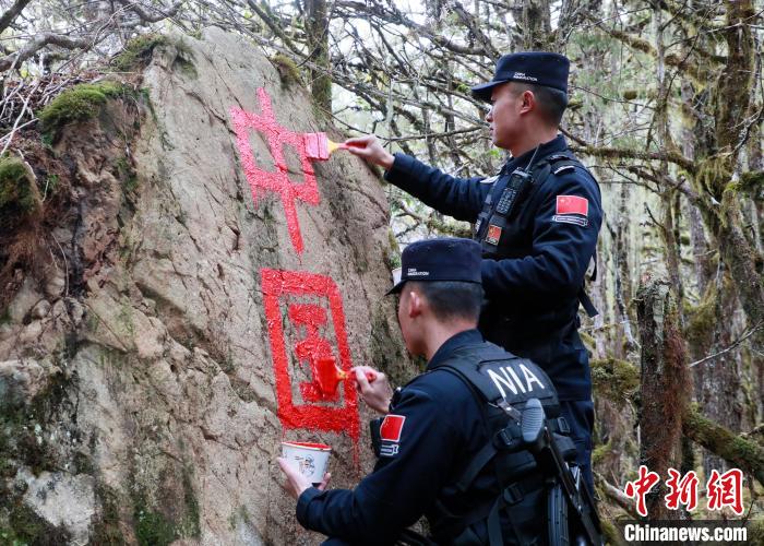 山南邊境管理支隊(duì)玉麥邊境派出所民警邊境巡邏途中在石頭上用油漆涂寫(xiě)“中國(guó)”二字 。　鄭琦山 攝