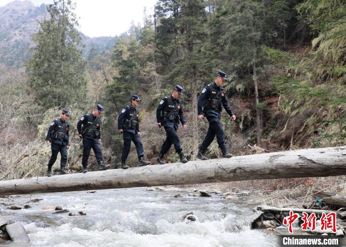 山南邊境管理支隊(duì)玉麥邊境派出所民警邊境巡邏途中走過(guò)河道上“獨(dú)木橋”。　鄭琦山 攝