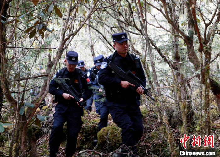 山南邊境管理支隊(duì)玉麥邊境派出所民警在邊境原始森林里開(kāi)展邊境巡邏?！∴嶇?攝