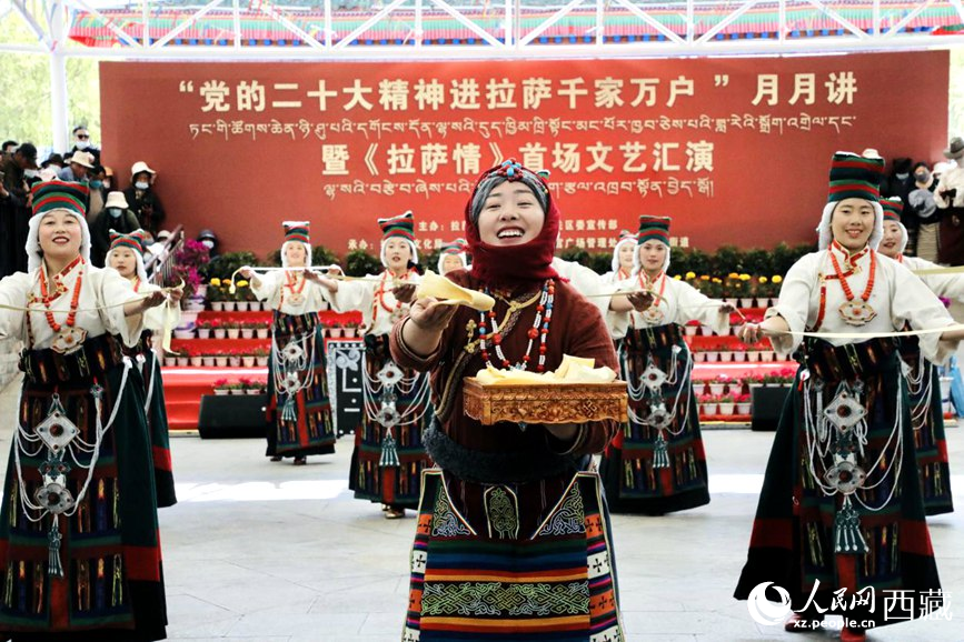 女子群舞《拉拉脫貧之路》。人民網(wǎng) 次仁羅布攝
