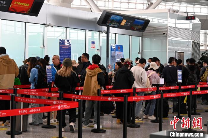 圖為“五一”期間，拉薩貢嘎機(jī)場旅客密集出行?！≡黝D珠 攝