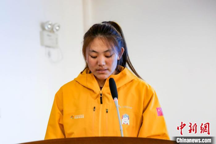 運動員代表擁青拉姆發(fā)言?！∝暣_ 攝