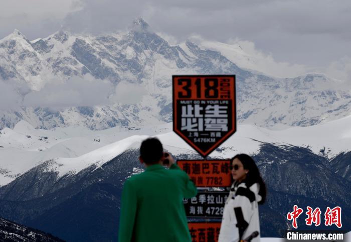 圖為5月14日，西藏林芝色季拉山觀景臺，游客遠眺南迦巴瓦峰?！　±盍?攝