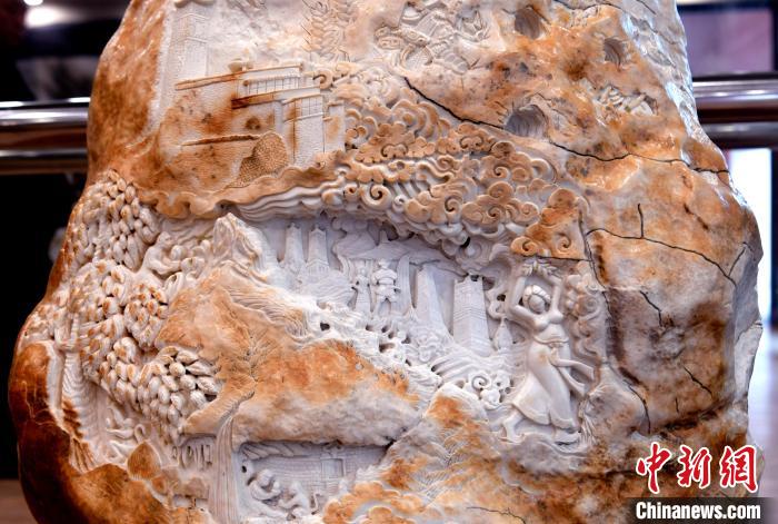 圖為5月16日，展覽中的漢白玉雕作品《猴子變?nèi)恕?。　李?攝
