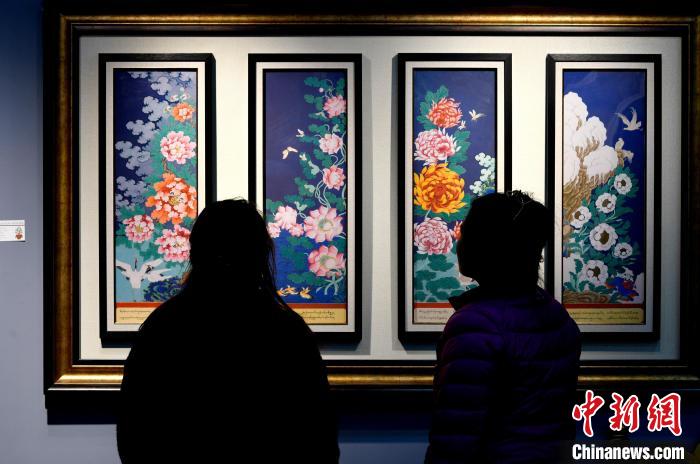 圖為5月16日，觀眾正在欣賞展覽中的新創(chuàng)唐卡作品?！±盍?攝