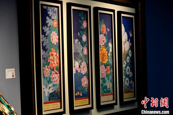 圖為5月16日，展覽中新創(chuàng)唐卡作品《四季花》。　李林 攝