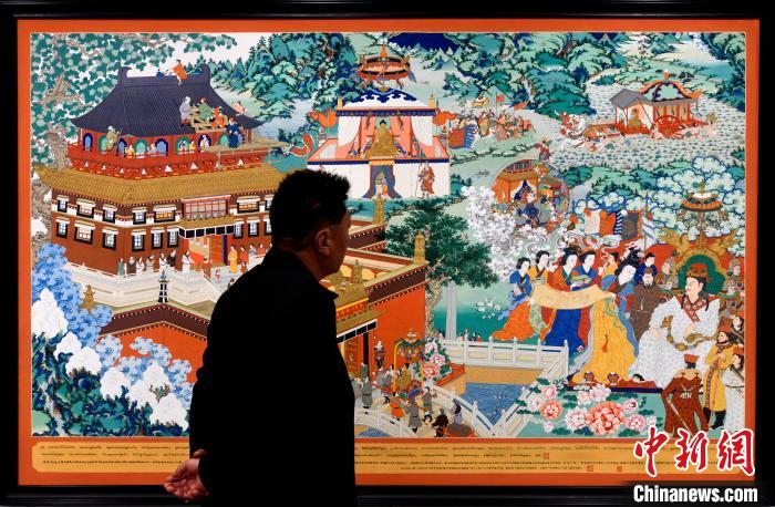 圖為5月16日，觀眾正在欣賞展覽中的新創(chuàng)唐卡作品?！±盍?攝