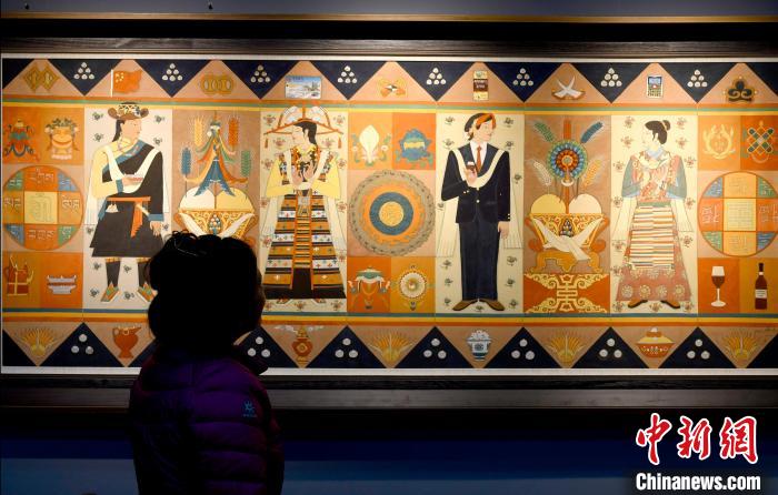 圖為5月16日，觀眾正在欣賞展覽中的新創(chuàng)唐卡作品?！±盍?攝