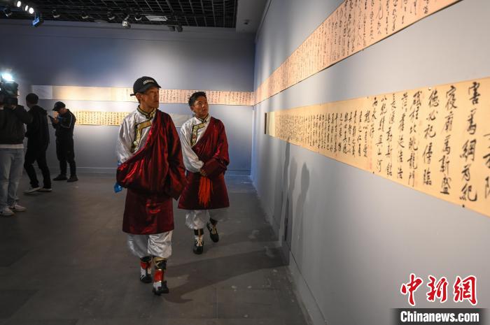 圖為學(xué)生參觀黃庭堅書法文獻展?！≮w朗 攝