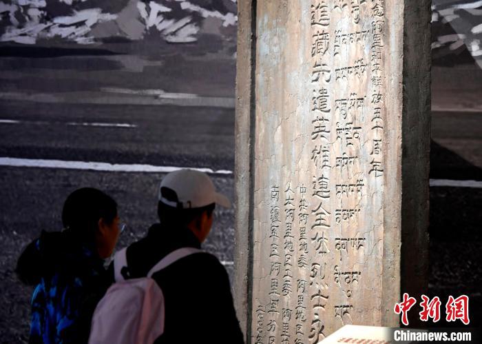 圖為5月18日，觀眾正在欣賞展覽?！±盍?攝