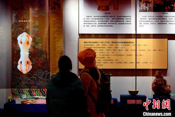 圖為5月18日，觀眾正在欣賞展覽?！±盍?攝
