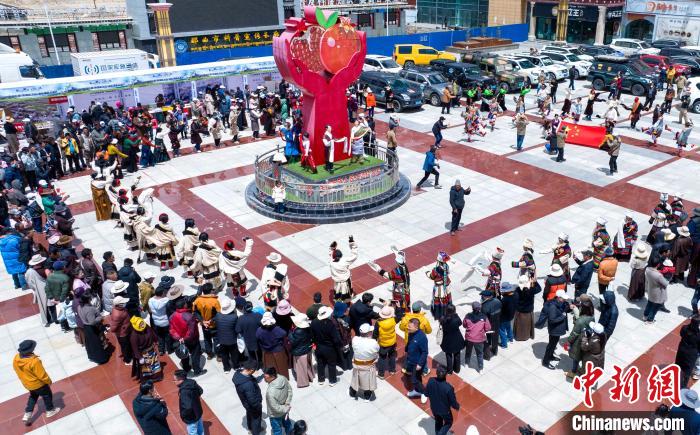 圖為“極地那曲 天際之旅”2023西藏那曲“中國(guó)旅游日”音樂(lè)美食嘉年華活動(dòng)現(xiàn)場(chǎng)?！∧乔形幕吐糜尉止﹫D
