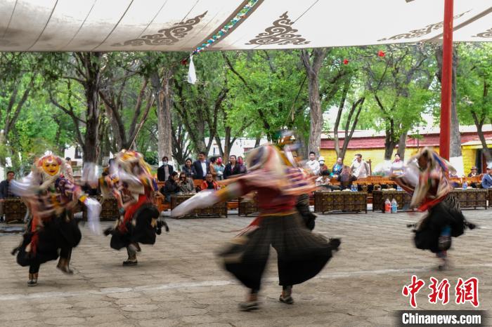 圖為活動(dòng)現(xiàn)場(chǎng)的藏戲表演。　江飛波 攝