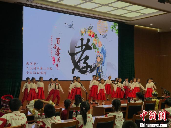 圖為中國人民大學(xué)附屬中學(xué)第二分校的小朋友們合唱?！￡惤ㄐ?攝