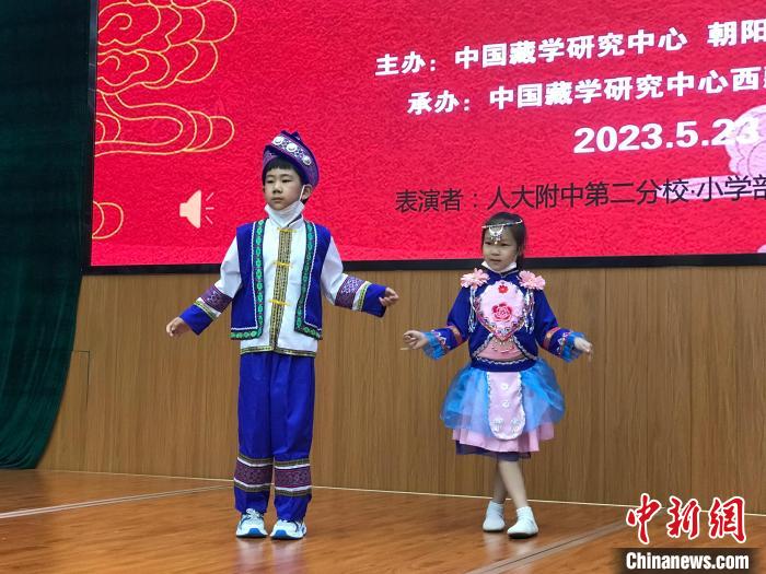 圖為中國人民大學(xué)附屬中學(xué)第二分校的小朋友們展示民族服飾?！￡惤ㄐ?攝