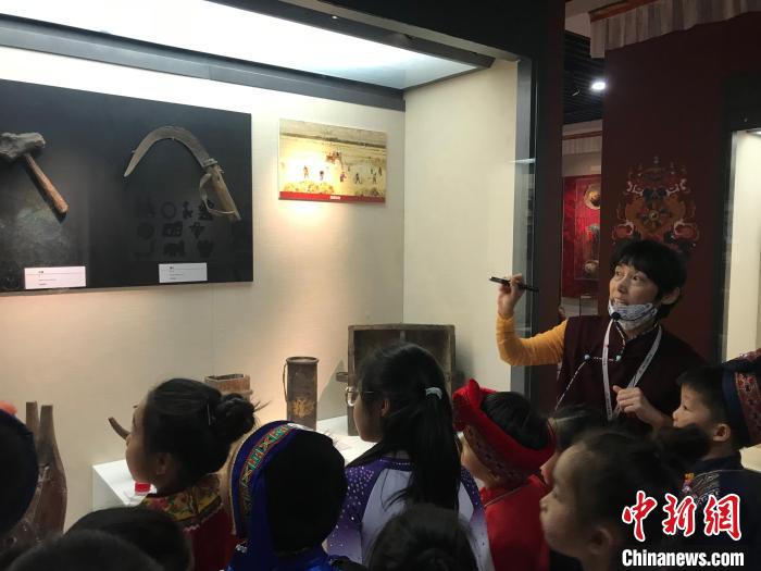 圖為中國人民大學(xué)附屬中學(xué)第二分校的小朋友們參觀“雪域星光——西藏傳統(tǒng)文化藝術(shù)展”?！￡惤ㄐ?攝