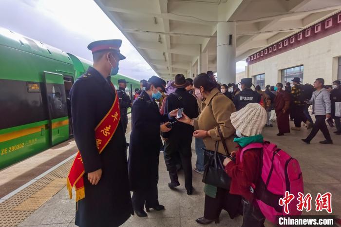 日喀則火車(chē)站工作人員引導(dǎo)乘客乘坐高原復(fù)興號(hào)?！《飞降?攝