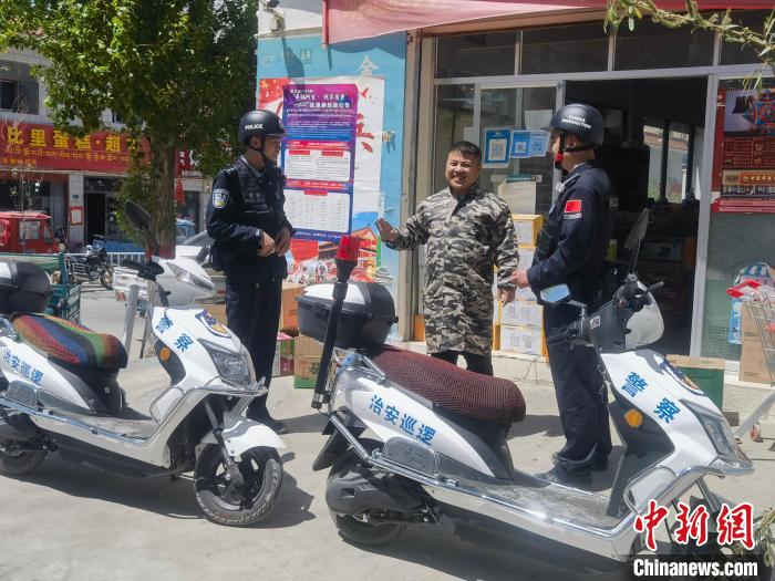 民警對(duì)轄區(qū)商鋪進(jìn)行走訪排查?！↑S創(chuàng)偉 攝