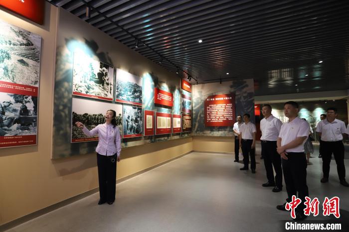 圖為西藏航空一行在臨沂市孟良崮戰(zhàn)役紀(jì)念館開(kāi)展主題教育活動(dòng)?！〗?攝