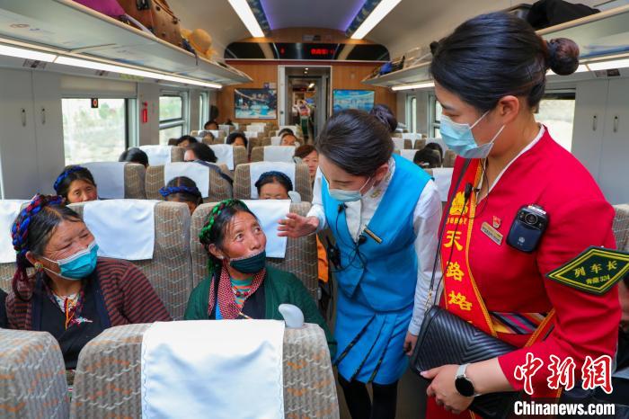 農(nóng)牧民乘坐高原復(fù)興號動車組出行?！≈軔傁?攝