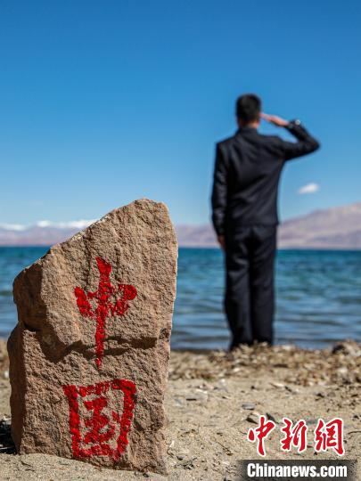 班公湖畔的“中國”標(biāo)記?！↓埿▲P 攝