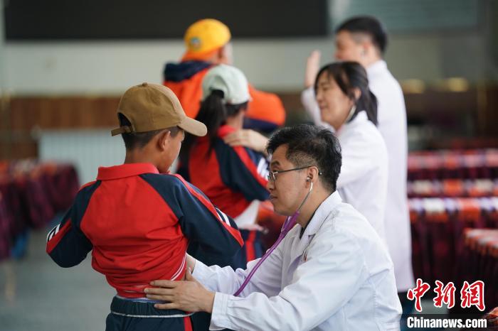 6月26日，西藏日喀則特校的孩子參加先心病篩查?！√K丹 攝