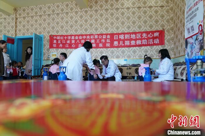 6月27日，西藏康馬縣雙語幼兒園的孩子參加先心病篩查?！√K丹 攝