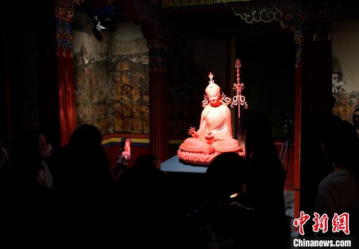 圖為觀眾正在欣賞展覽中的雕塑作品。　李林 攝