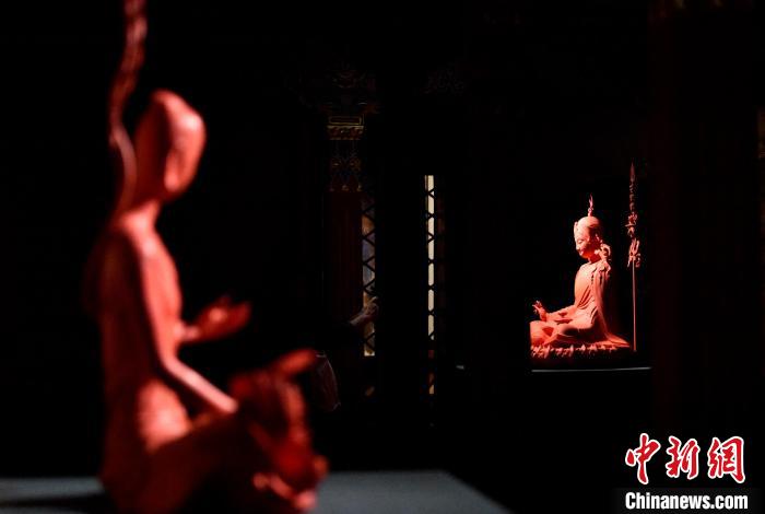 圖為展覽中圍繞西藏歷史與傳統(tǒng)創(chuàng)作的雕塑作品?！±盍?攝