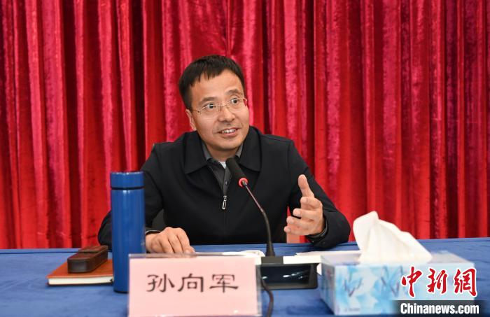 圖為西藏自治區(qū)黨委宣傳部副部長、自治區(qū)社科院黨組書記孫向軍主持活動(dòng)?！≮w朗 攝